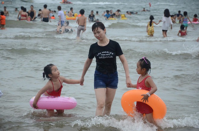 Biển người ken đặc, chen chúc trên các bãi tắm ở Sầm Sơn dịp lễ 30/4 - 1/5